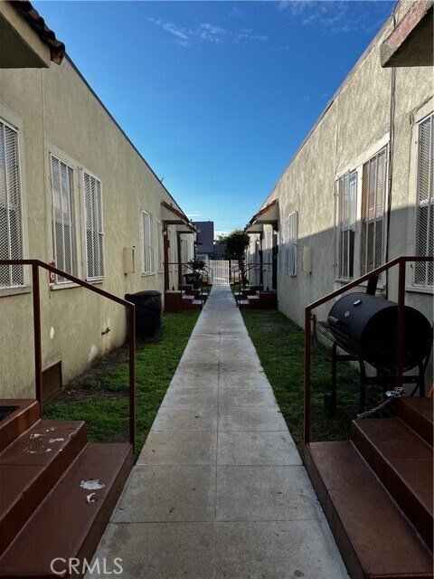 Building Photo - 4518 Normandie Ave