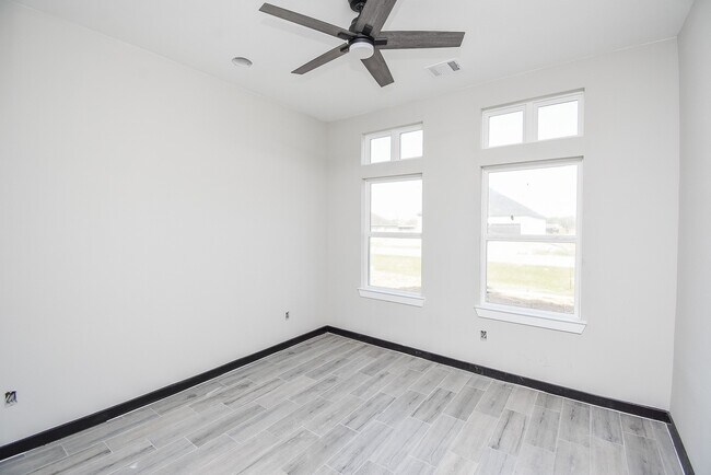 Building Photo - 209 Silverleaf Rd