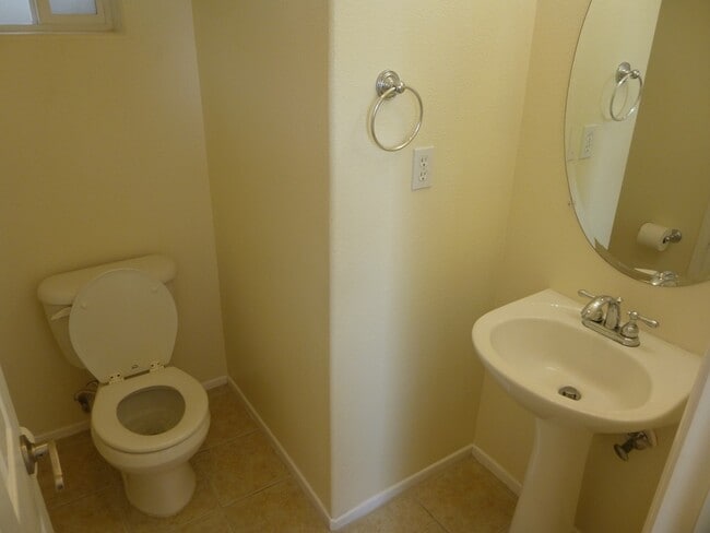 Building Photo - Lovely 3 story Home at Autumn Glen with Bonus Room