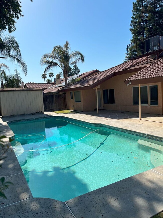 Building Photo - Beautiful 4 Bedroom 2 Bath Home with Pool.