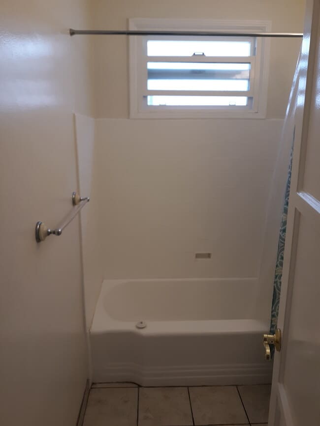 Tub/Shower - 5592 Kinston Ave