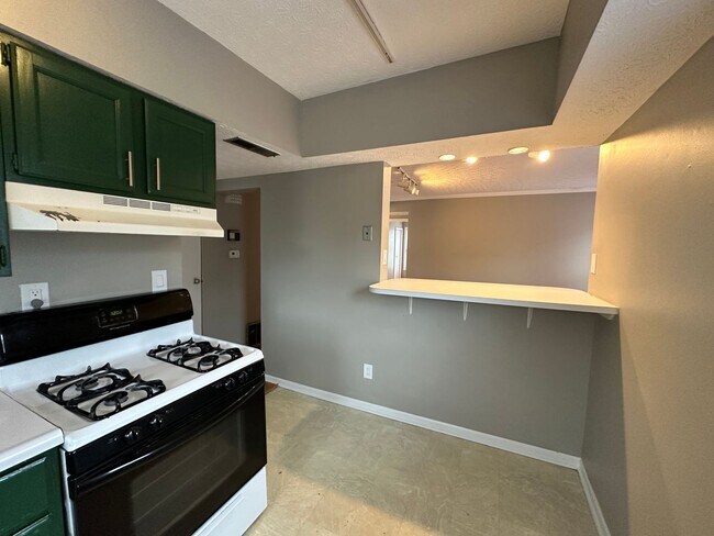 Building Photo - Summit St 814-816 MLR