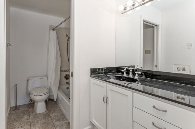 Building Photo - TCU / Medical District Townhome