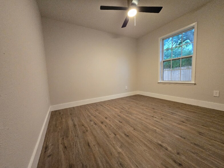 Building Photo - 411 E 4th St