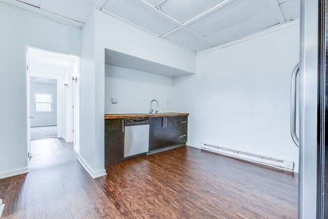 Building Photo - AVAILABLE July 2026 - Huge 5 Bedroom, 2 Bath Home in South Side Slopes w/ Garage Attached!