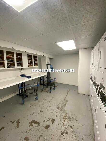 Building Photo - 386 Riverway