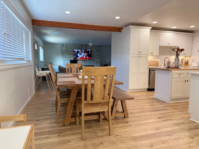 Building Photo - Garden Grove - Upgraded 3 Bedroom 2 Bath H...