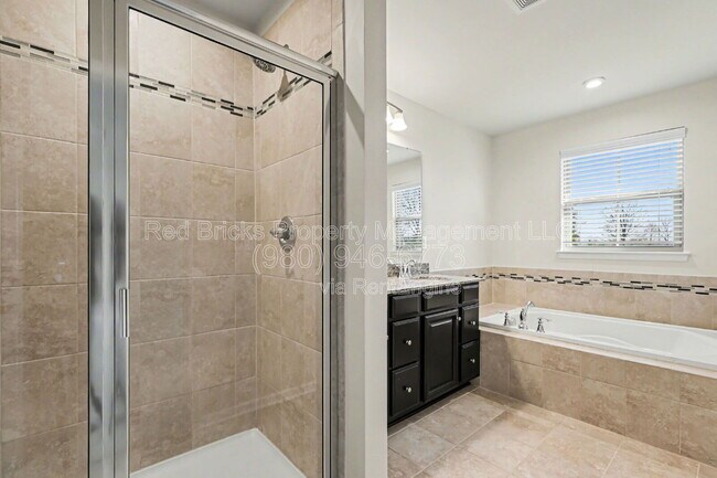 Building Photo - 11007 Discovery Dr NW