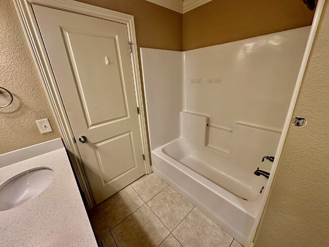 Building Photo - 6613 W Valley View Rd