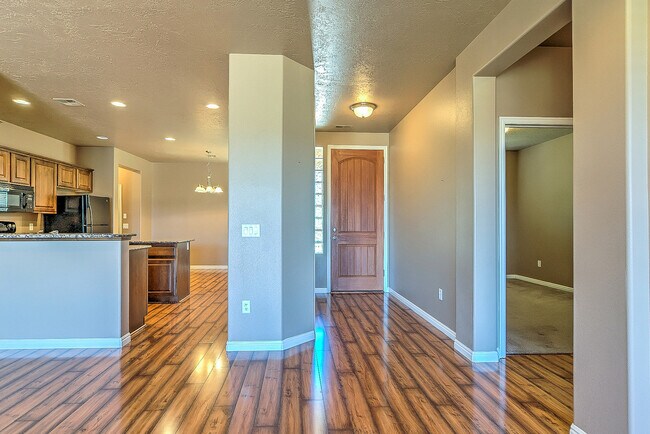 Building Photo - Beautiful Coral Canyon Home with Modern Up...