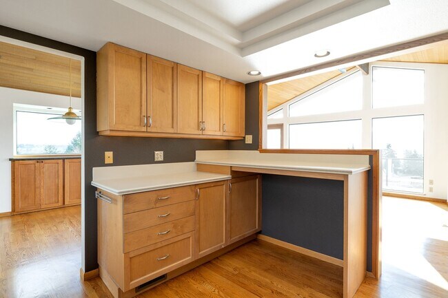 Building Photo - CLICK "REQUEST A TOUR" NOW!