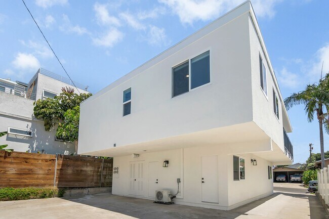 Building Photo - Silver Lantern St. Apts.