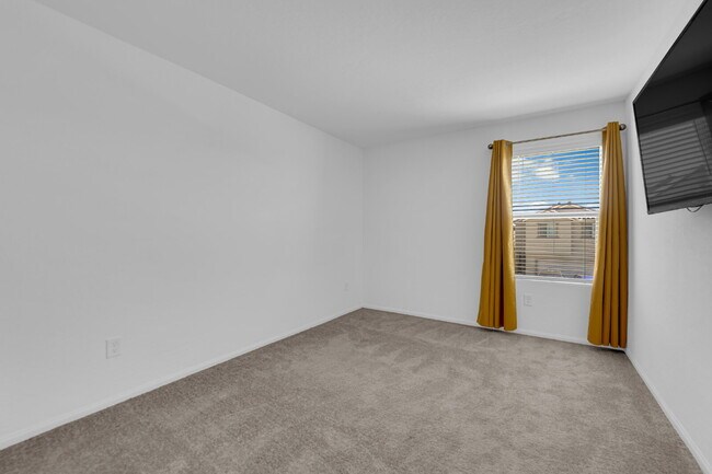 Building Photo - Don't miss out on this cozy 3-bedroom, 2-s...