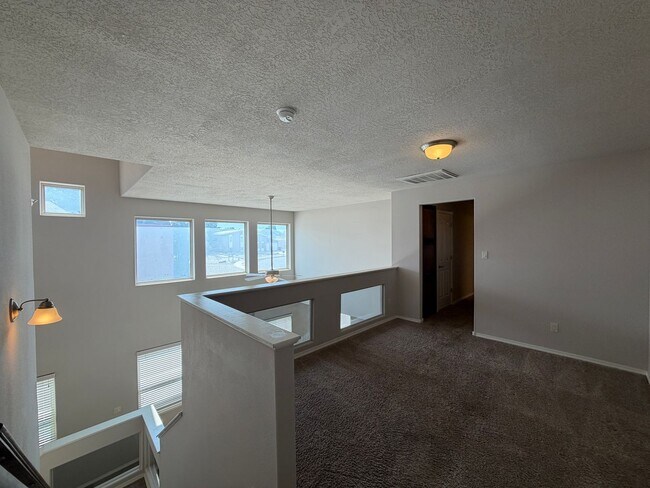 Building Photo - 7420 Tangerine Ct NE