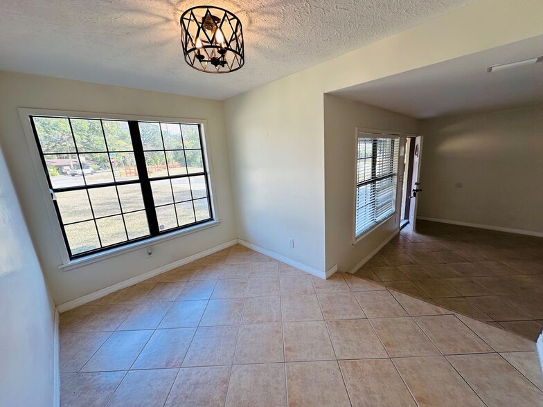 Building Photo - 1904 Delaroche Dr W