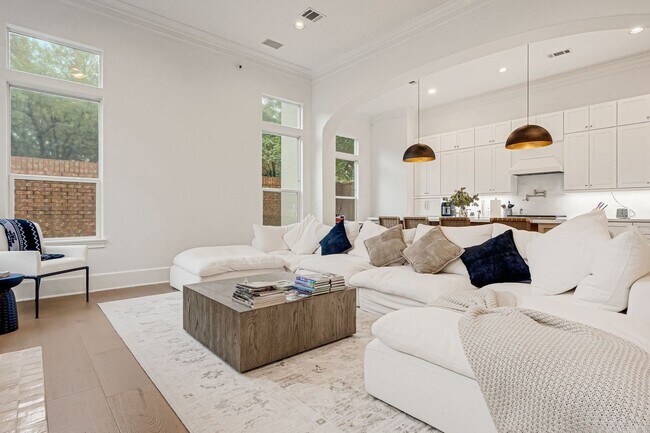 Building Photo - 2706 Tudor Manor