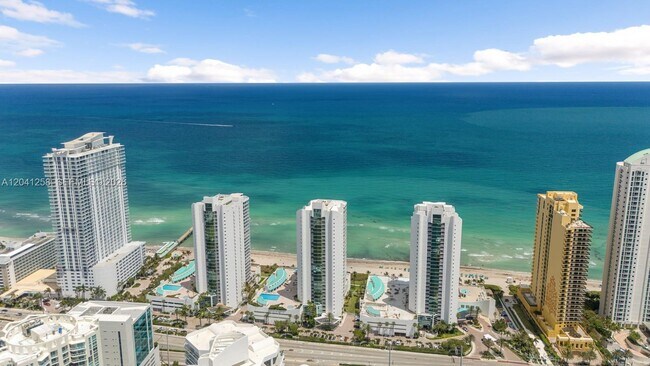 Building Photo - 16445 Collins Ave