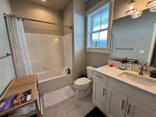 Building Photo - FOR RENT - Furnished 3 bed, 2 bath (all in...