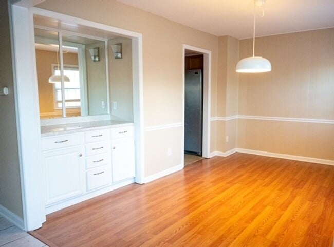 Building Photo - Large 3 Bedroom 2.5 Bath Townhome in Prime Location-Francisco Place Community!