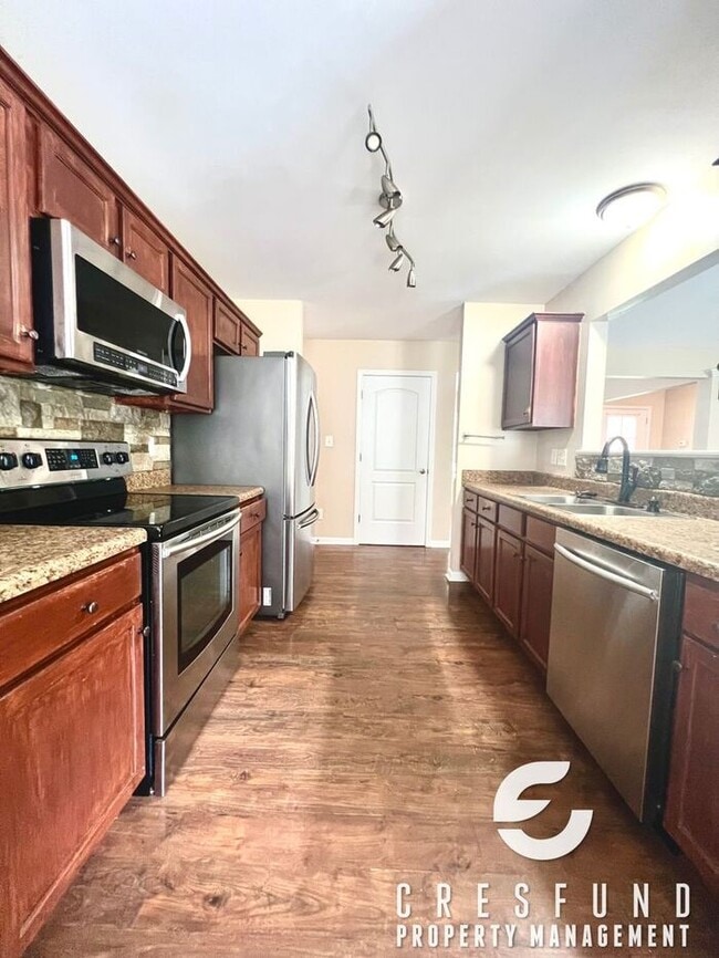 Building Photo - Conveniently Located Close to RALEIGH/RDU/...