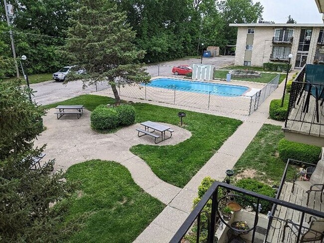 Building Photo - Comfort Meets Calm – 1BR/1BA in Pembroke Gardens!