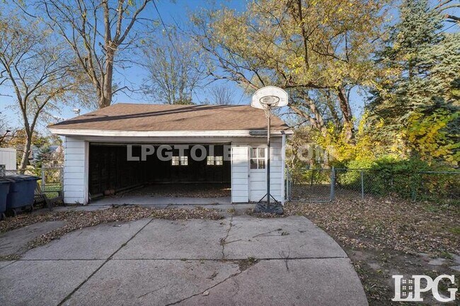 Building Photo - 2224 W Sylvania Ave