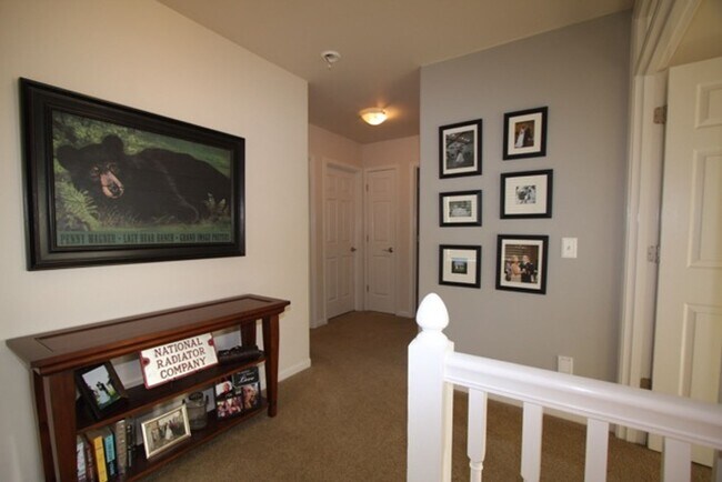 Building Photo - 3 Bed, 2.5 Bath Condo in Eagle River