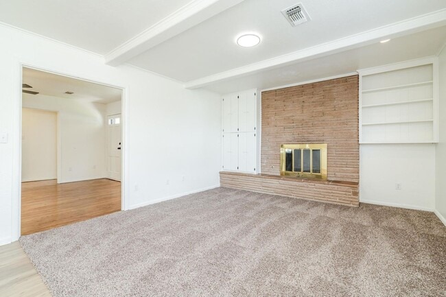 Building Photo - Super nice 5 Bedroom 3 bath property for r...
