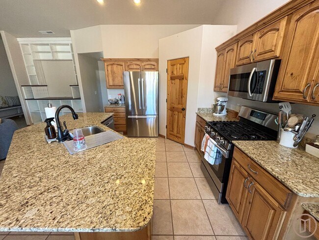 Building Photo - Beautiful home in La Verkin with all the v...