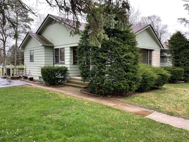Building Photo - Hartland Single Family Ranch Home, 3 Bed, 1.5 Bath, Attached Garage