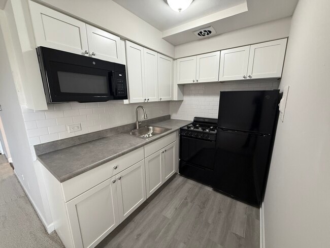 Building Photo - 3001 N Thatcher Ave