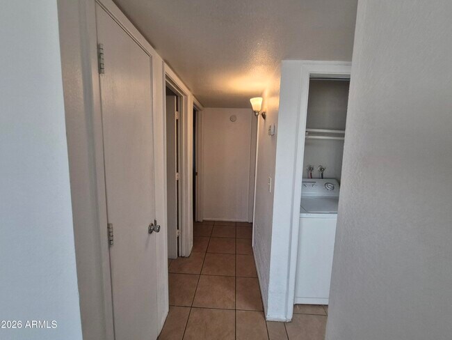 Building Photo - 851 S Horne