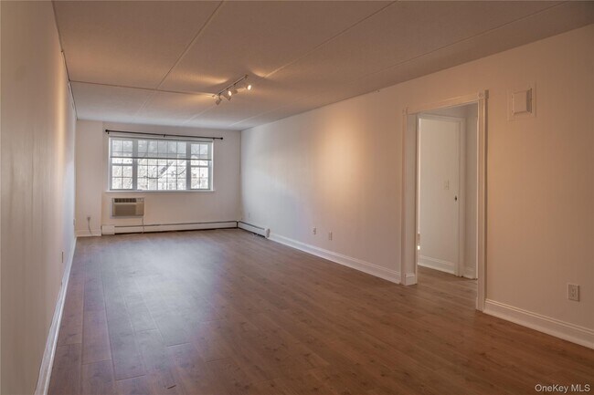 Building Photo - 1 Consulate Dr