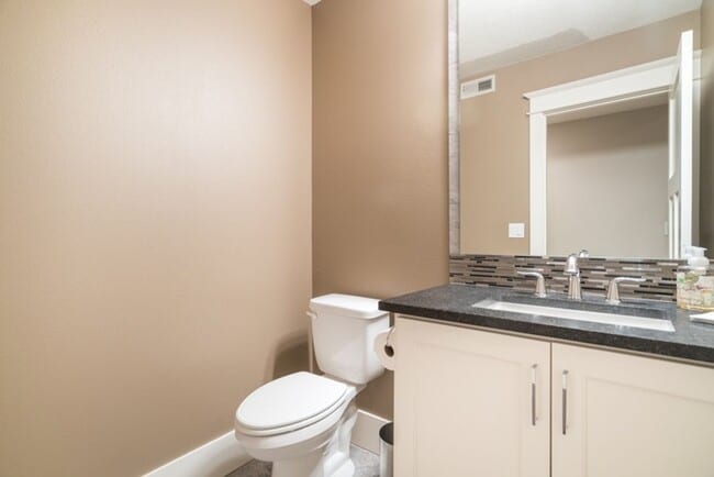 Building Photo - Luxury Townhome in the Heart of Lake Osweg...