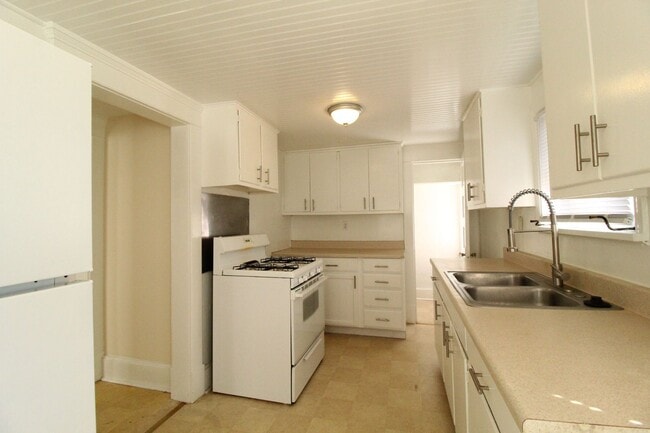 Building Photo - 2 Bedroom 1 Bath Home In Westport