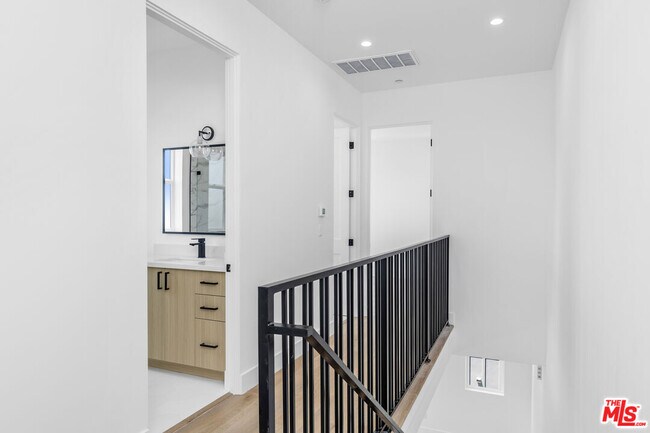 Building Photo - 5048 Cleon Ave