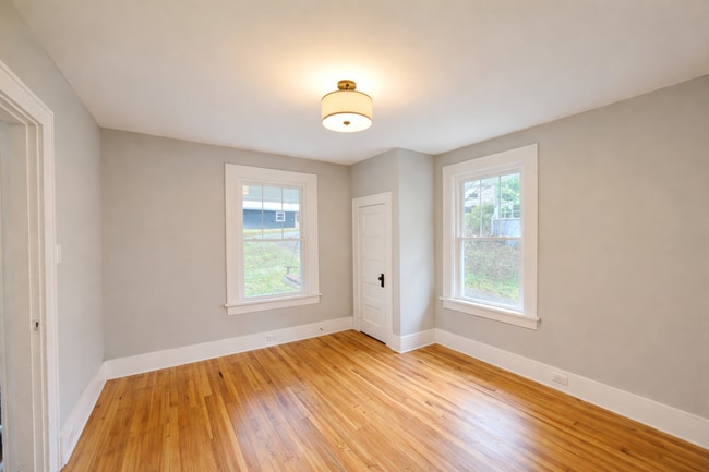 Building Photo - Charming Asheville Cottage!