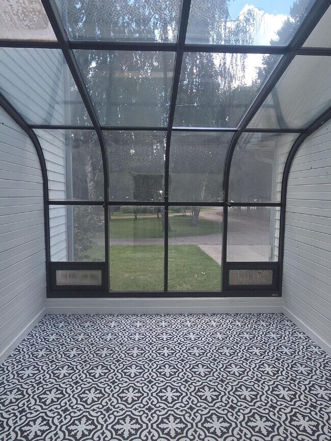 Building Photo - Spacious home in country setting, yet close to amenities