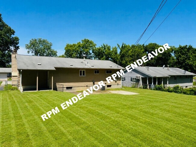 Building Photo - Just Hit the Market — Spacious Layout + Basement Space in St. Louis, Housing Choice Voucher Accep...