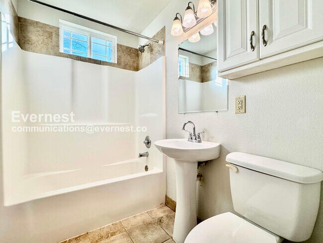 Building Photo - PROMO: Get HALF month’s rent free when you sign the lease TODAY! / 3 Bed, 1 Bath Home with Fenced...