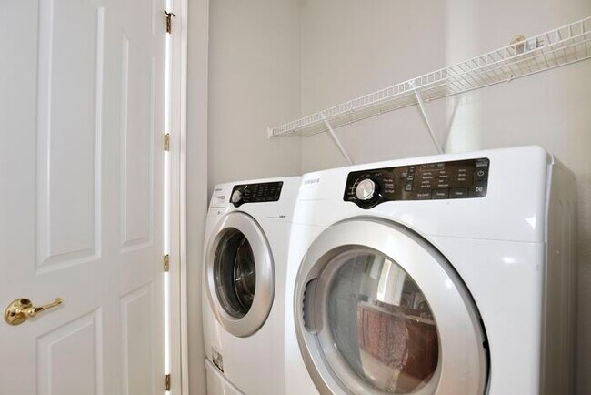 Building Photo - Spacious 4/2.5 Townhome in Gated Community in Avalon Park - Orlando