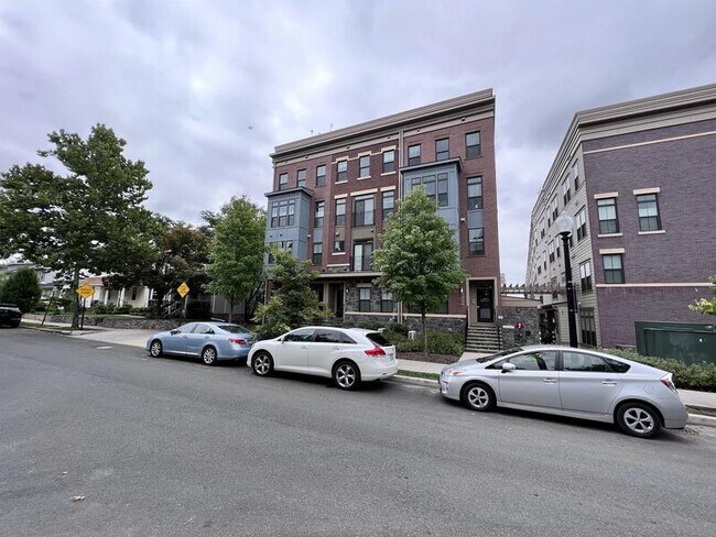 Building Photo - 818 Fern Pl NW