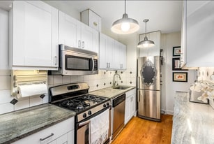 Building Photo - 176 E 95th St