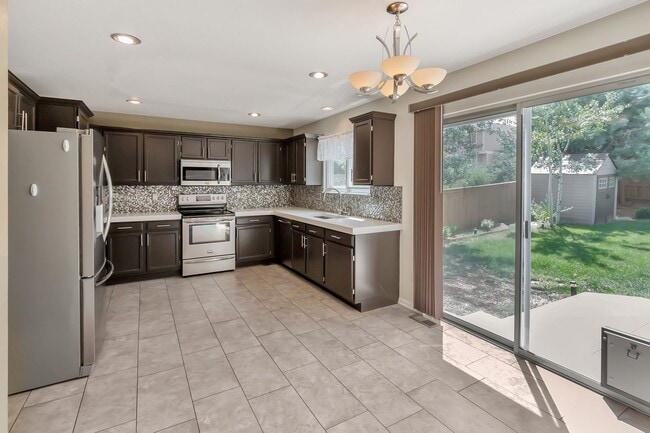 Building Photo - Charming 4 Bedroom 3 Bath in Highlands Ranch!