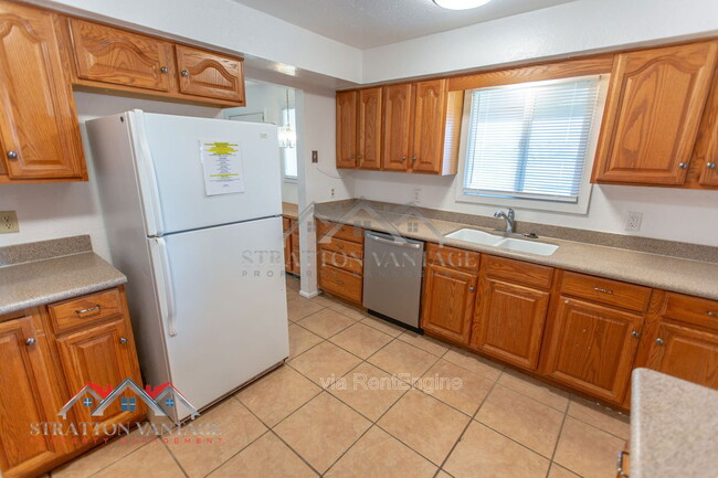 Building Photo - 1136 E Yucca St