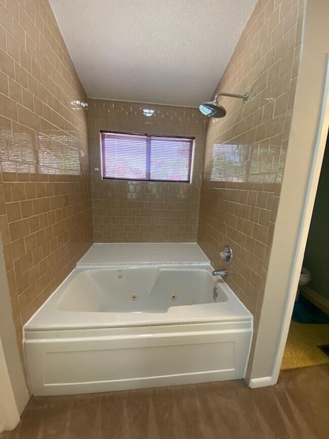 Building Photo - Welcome to this stunning 2-bedroom, 2-bath...