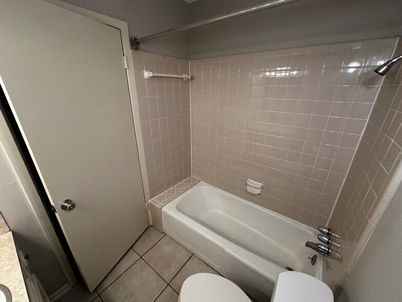 Building Photo - 2404 Parker Ln