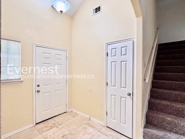 Building Photo - 4 Bed/2 Bath Home with Fenced Yard & Garage / Pet-Friendly / Available Now!