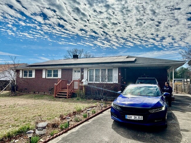 Building Photo - 3 Bedroom 2 Bath home