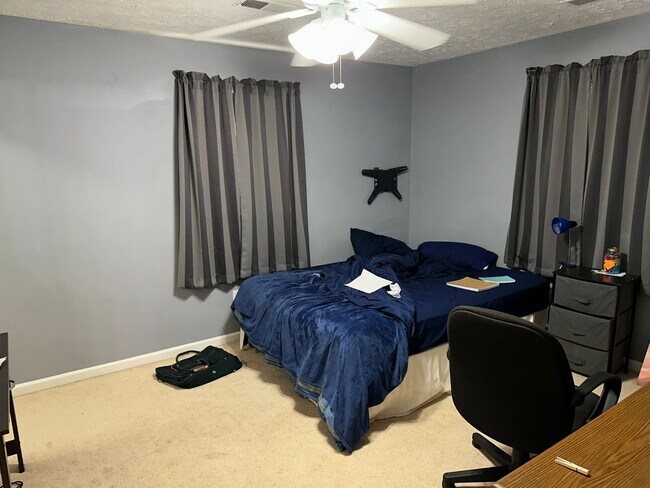 Building Photo - Spacious Corner Town Home With Large Yard